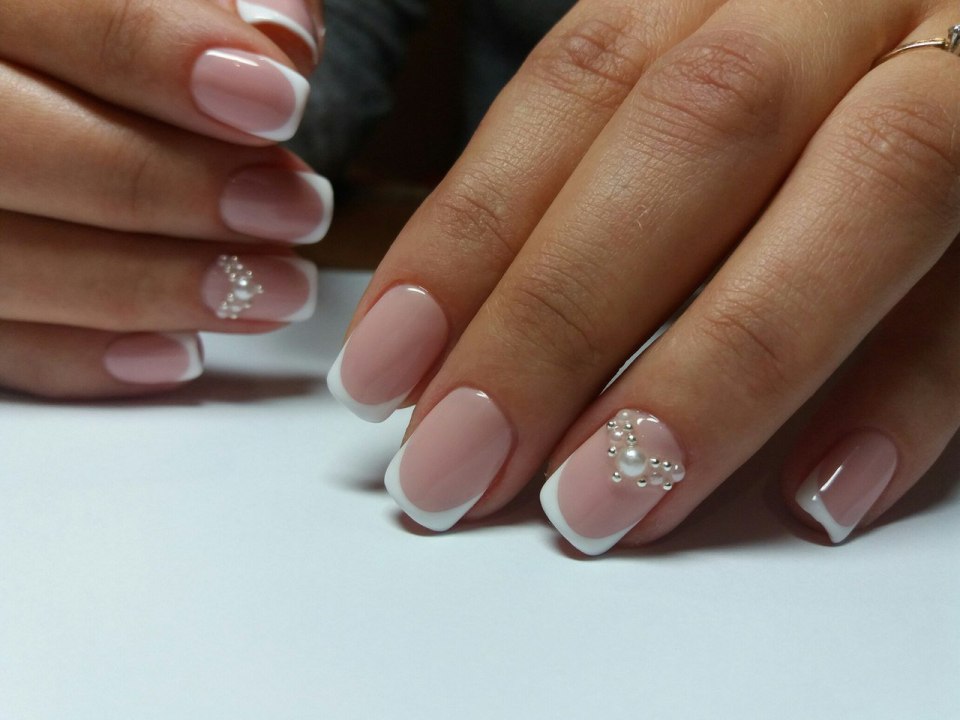 Белый френч на своих ногтях