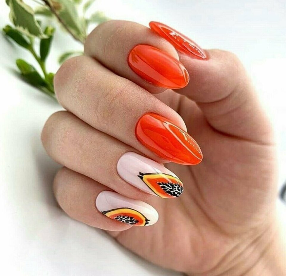 Бежие ногти с цветочками