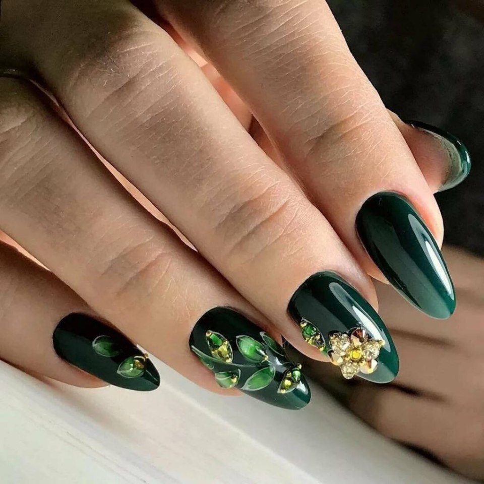 Зелёный маникюр с камнями