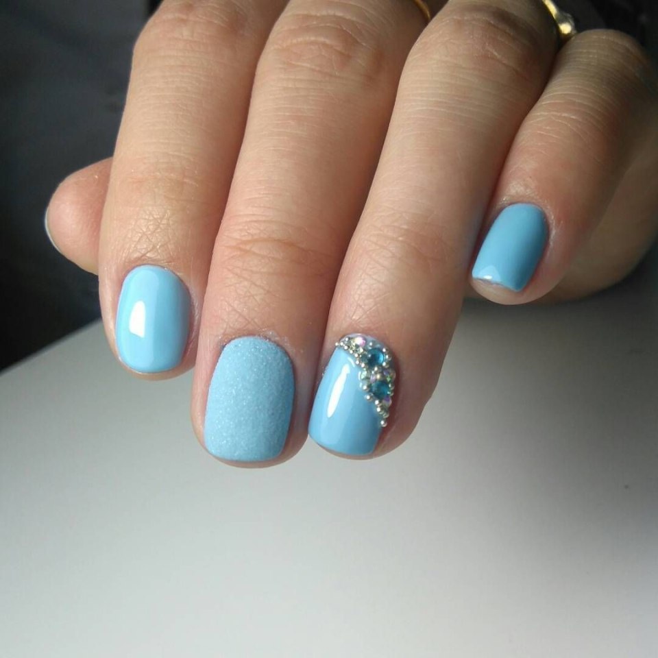 Маникюр на короткие ногти в нежно голубом цвете