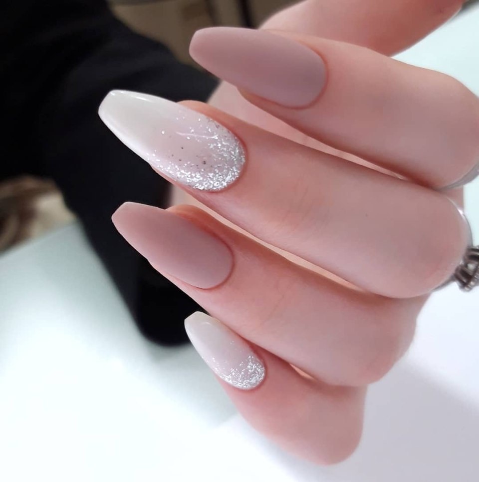 Бежевый маникюр на длинные ногти