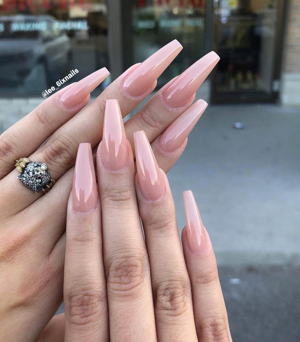 Белые длинные ногти