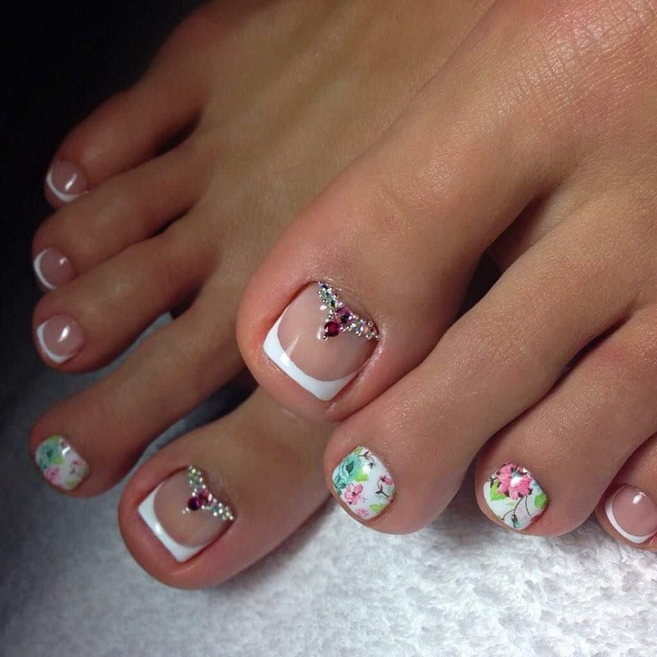 Красивый педикюр со стразами