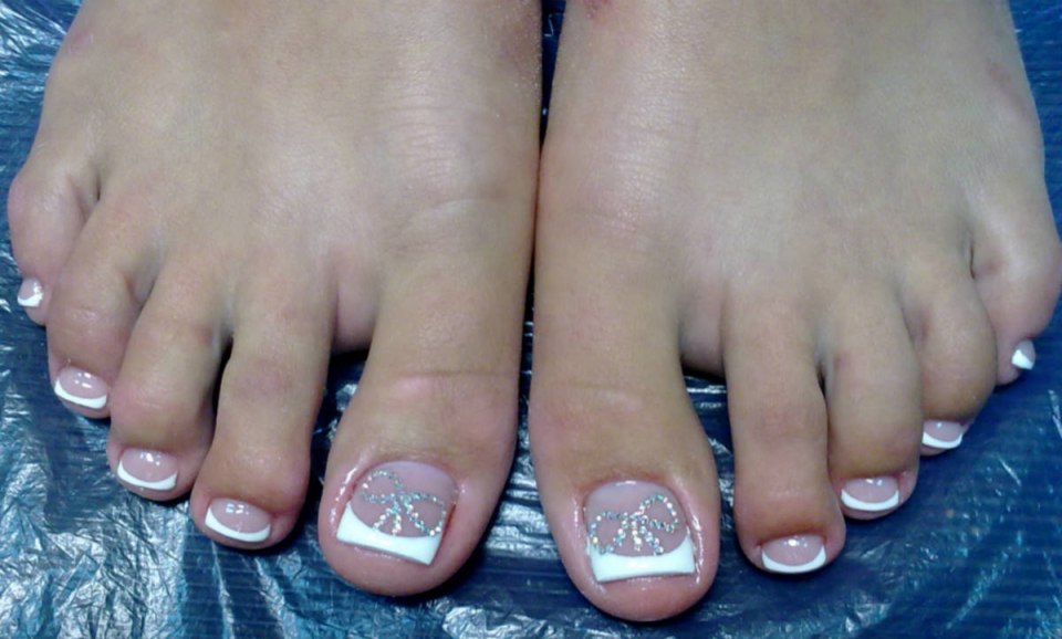 Педикюр с ромашками