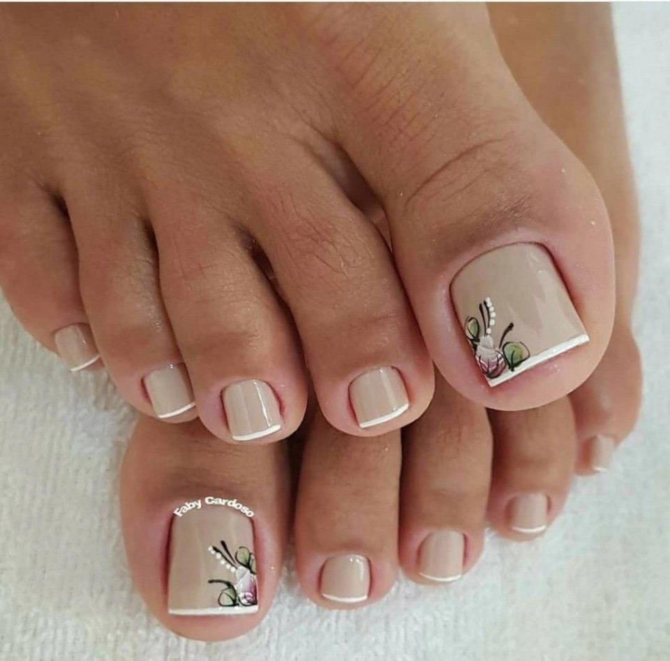 Красивый розовый педикюр