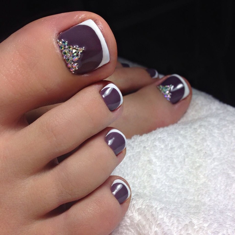 Педикюр с полосками