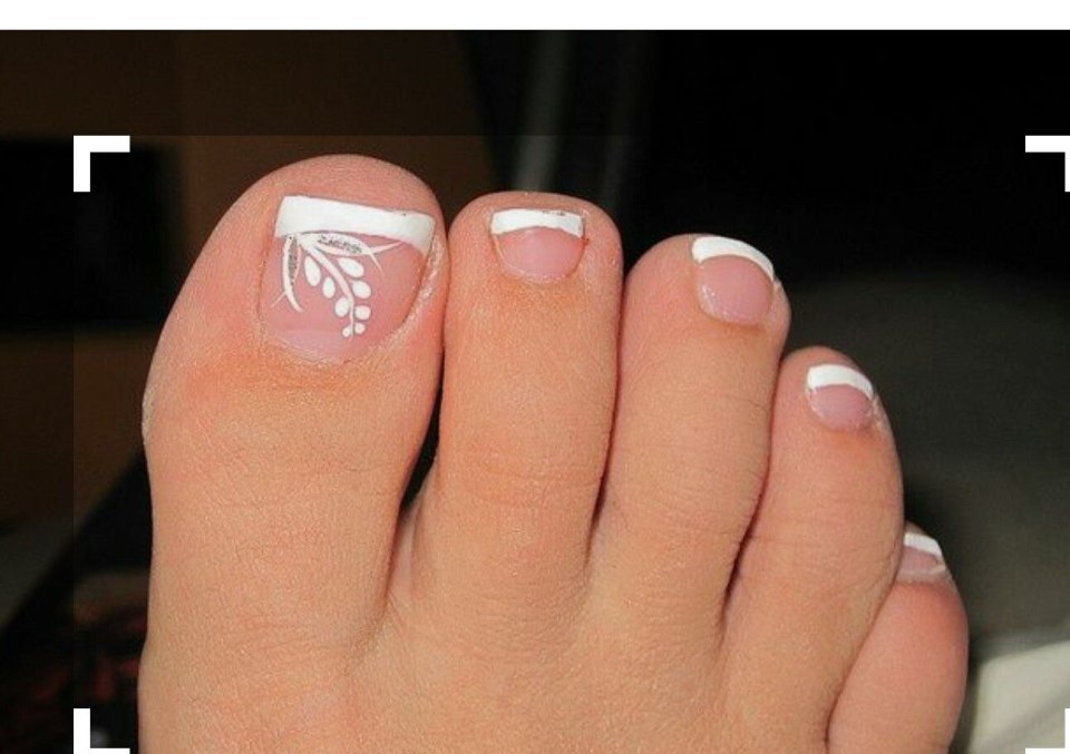 Французский педикюр на короткие ногти