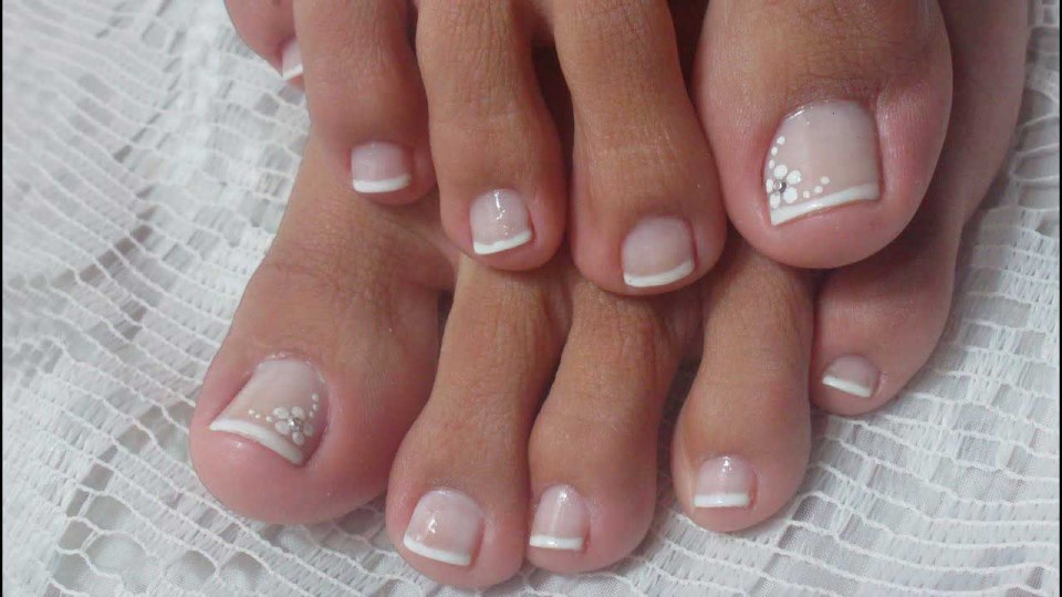 Французский педикюр на ногах