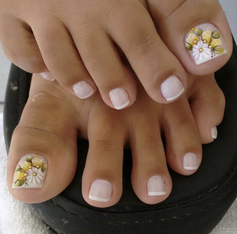 Педикюр с цветами