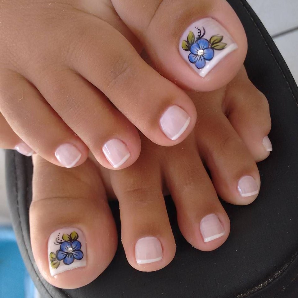 Красивый педикюр френч