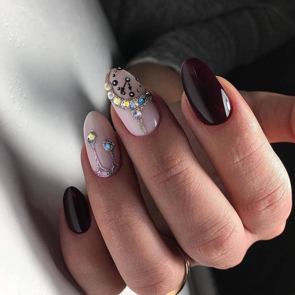Стильный маникюр со стразами