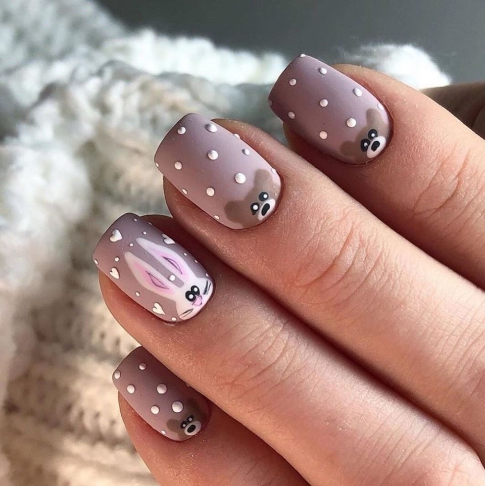 Праздничный нюдовый маникюр