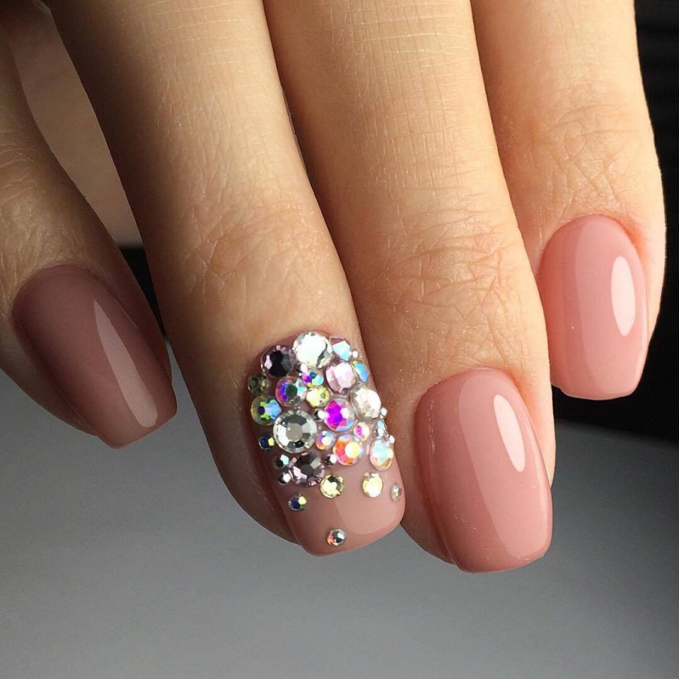 Стразы на ногтях