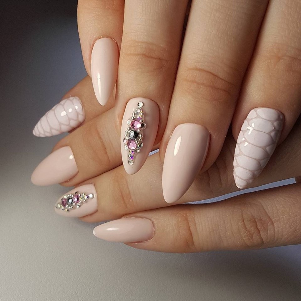 Шикарный маникюр со стразами