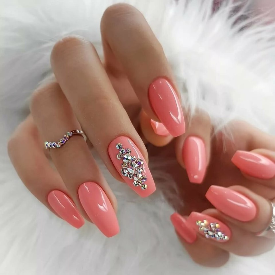 Маникюр кораллового цвета со стразами