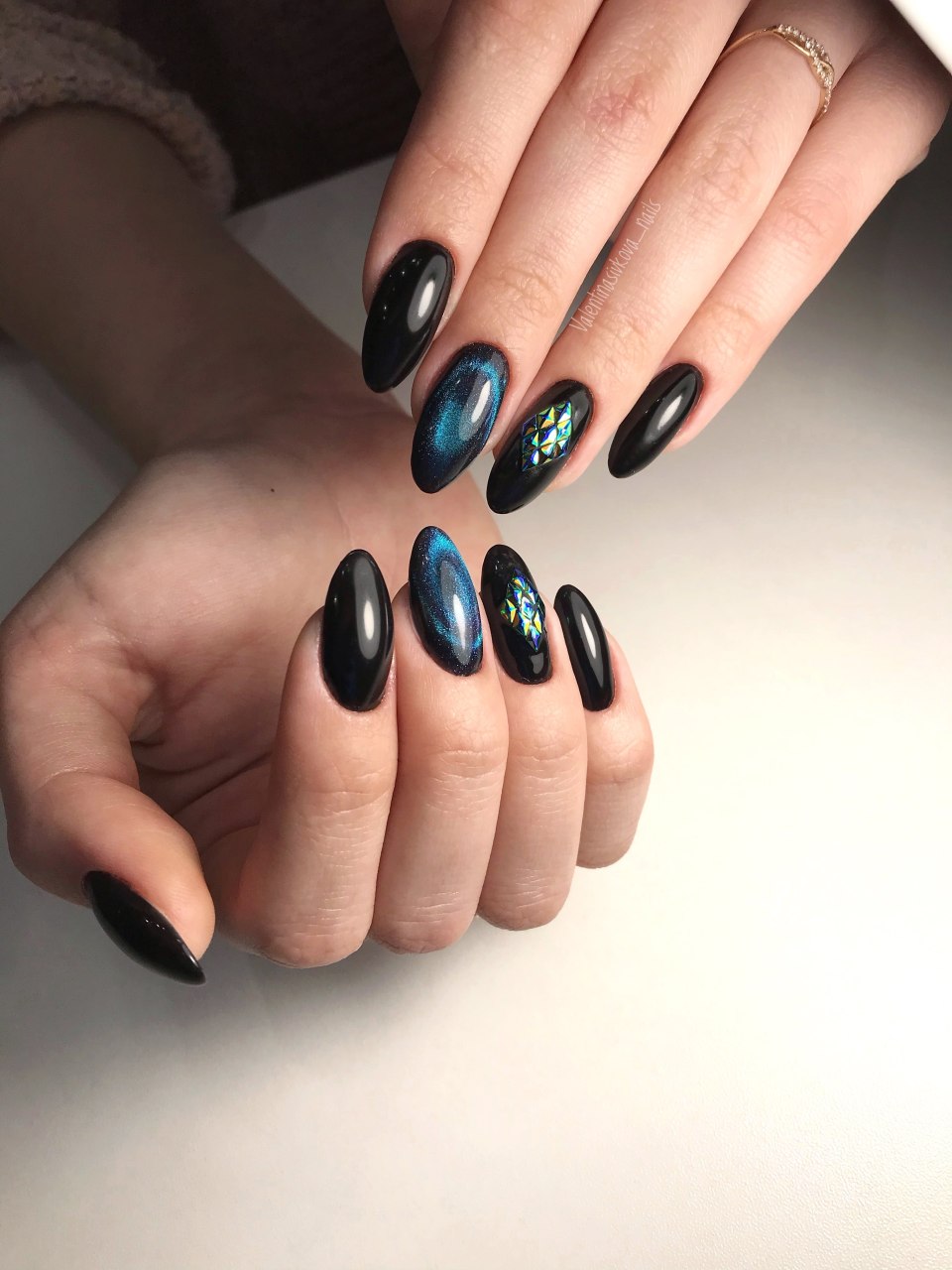 Маникюр кошачий глаз черно-красный