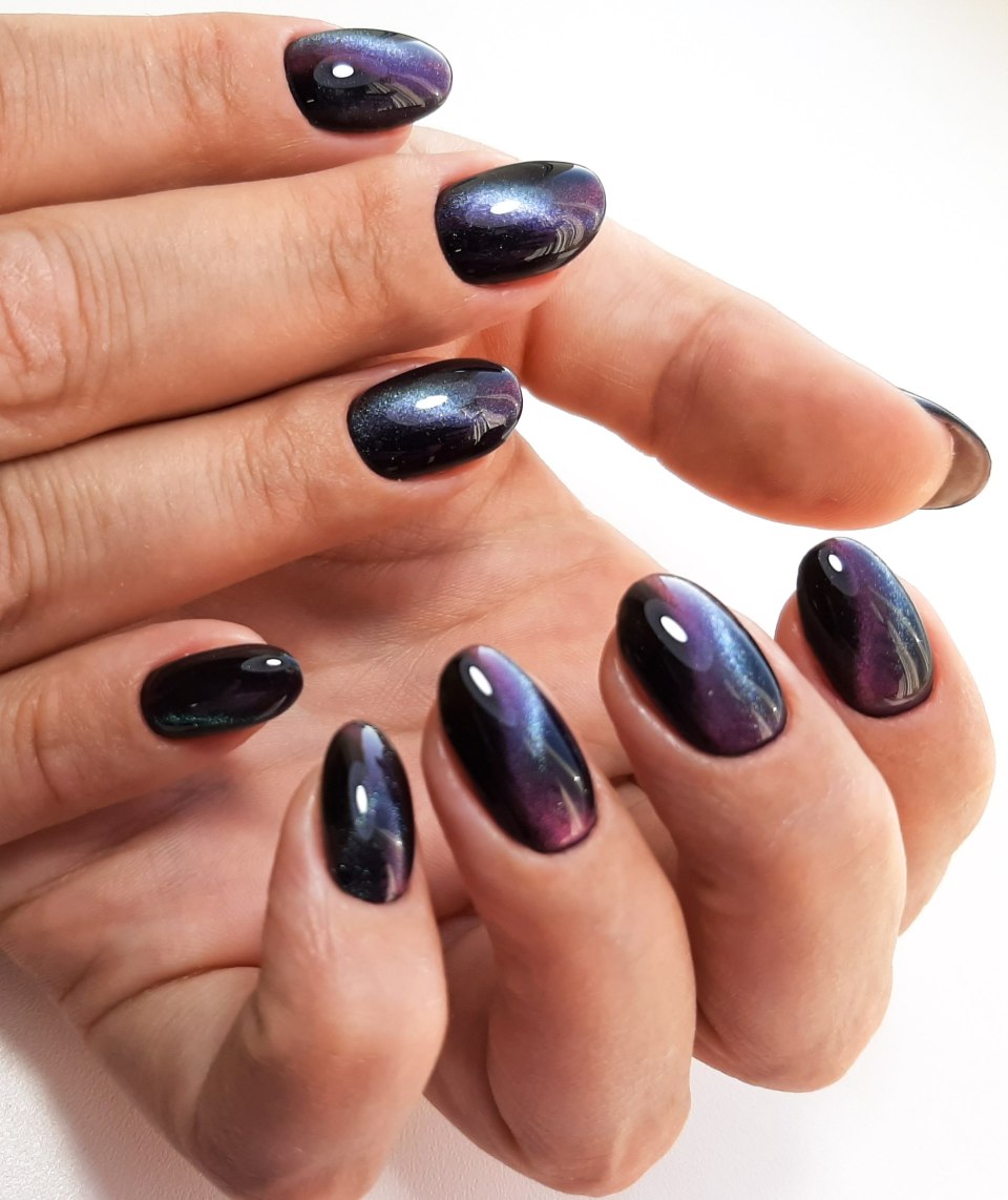 Маникюр чёрные ногти с кошачьим глазом