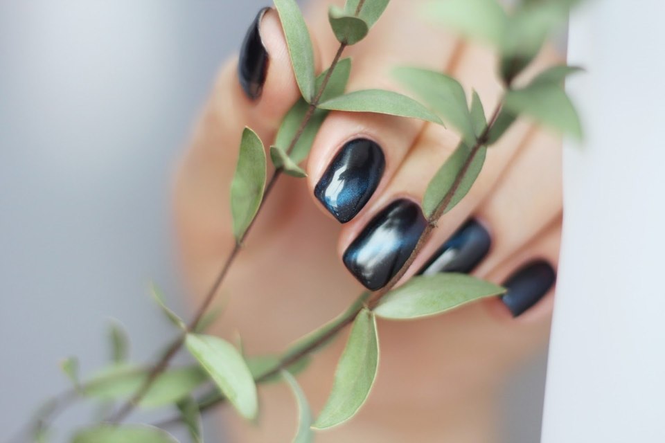 Маникюр кошачий глаз темный