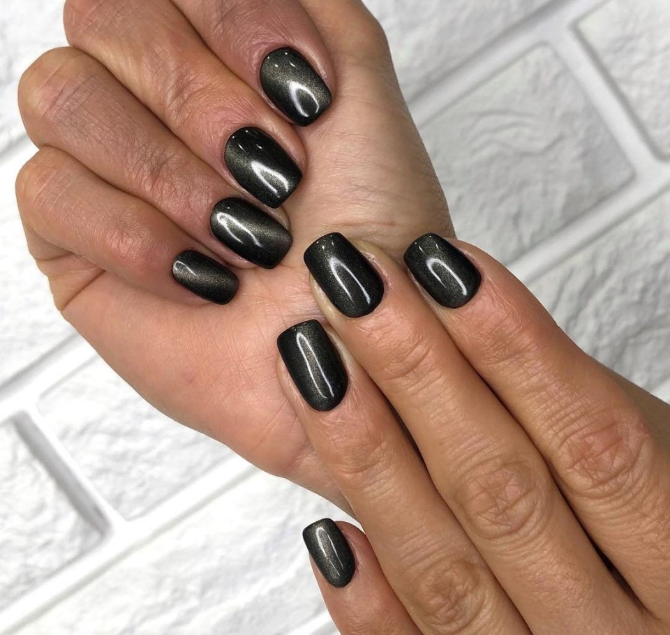 Черный маникюр на короткие ногти 2021 эффект кошачий глаз