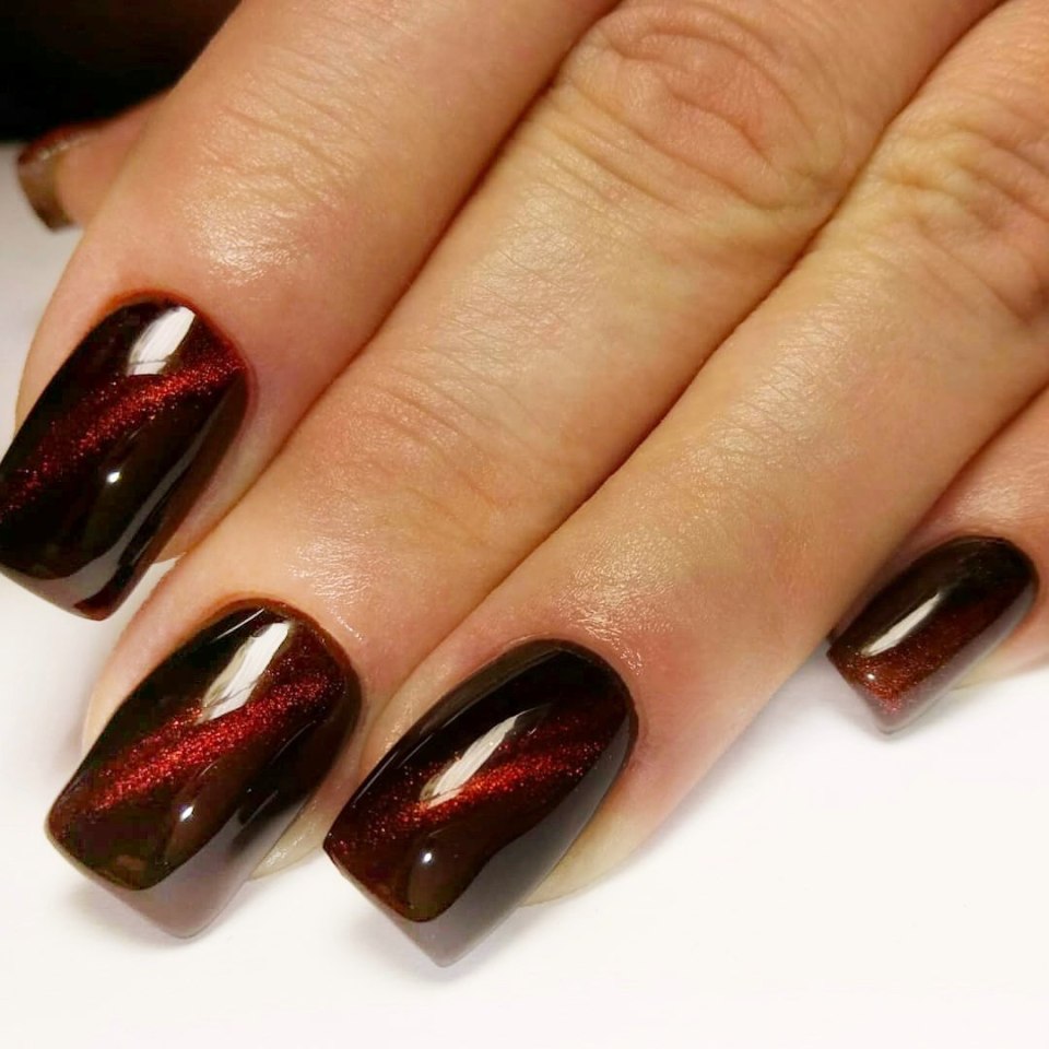 Темно-синий кошачий глаз маникюр