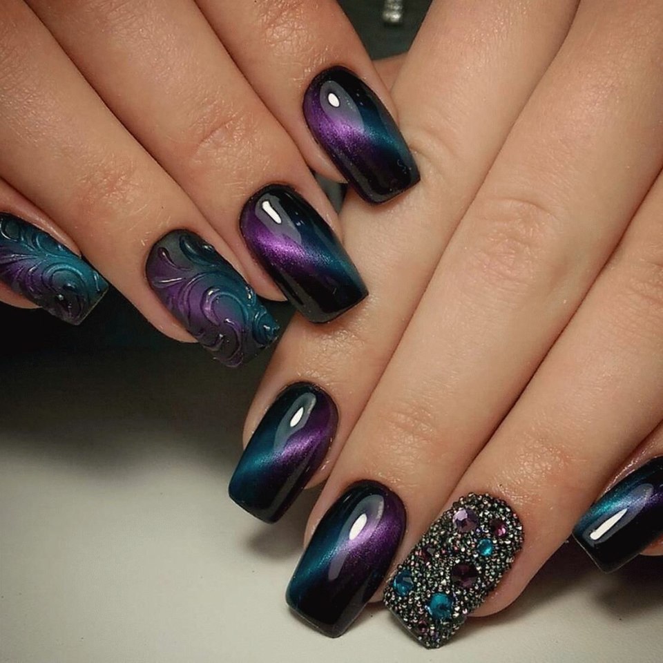 Маникюр кошачий глаз красный