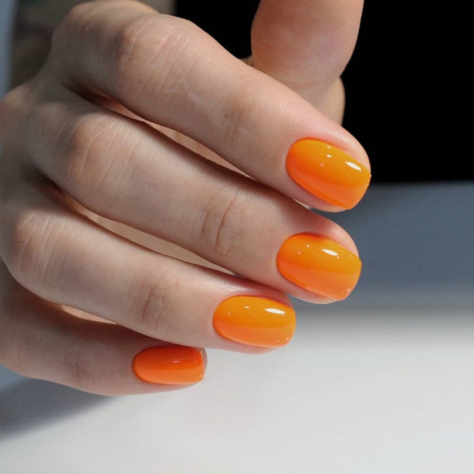 Оранжевые ногти короткие