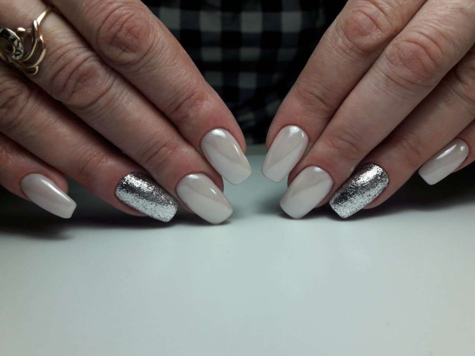 Маникюр белый втирка