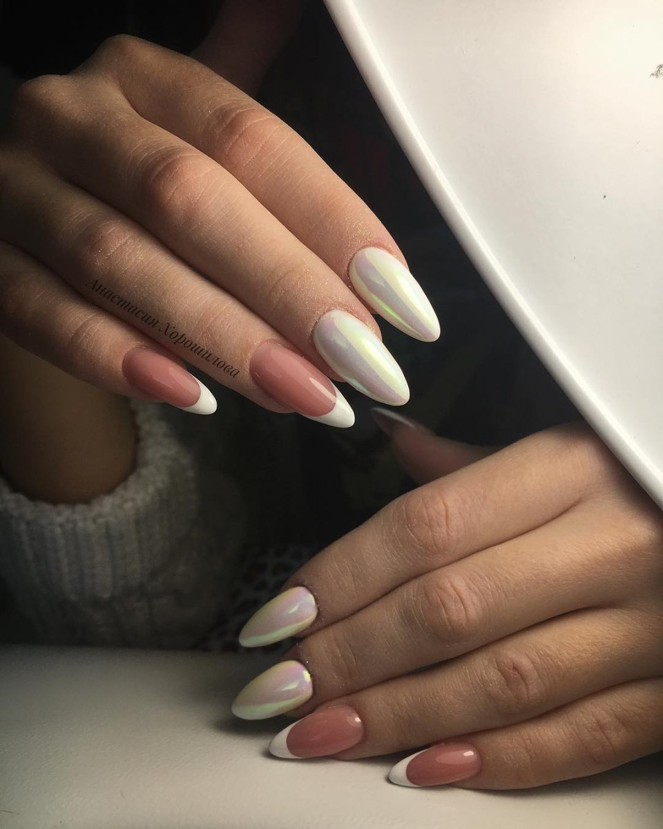 Французский маникюр на овальные ногти с втиркой