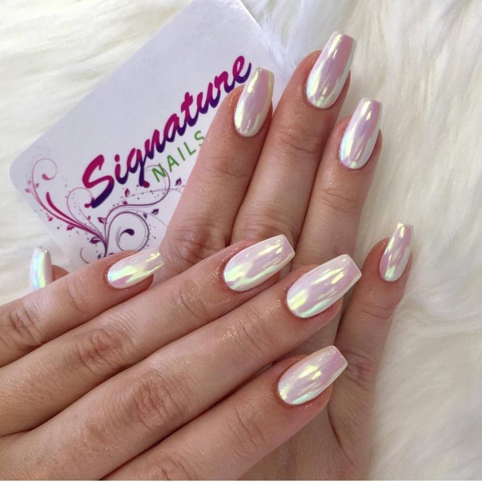 Розовые перламутровые ногти