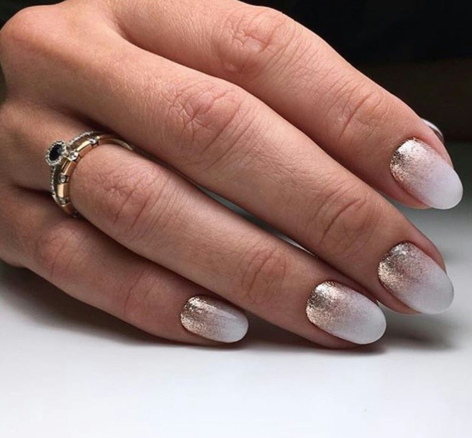 Маникюр жемчужно серебристый