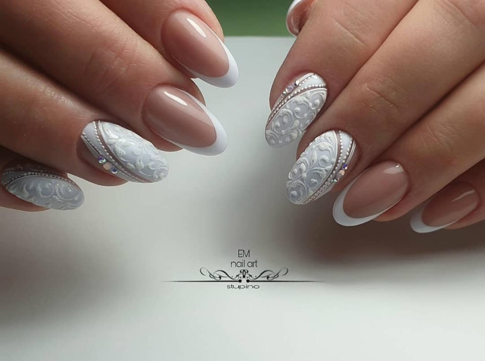 Френч серебристый на овальных ногтях