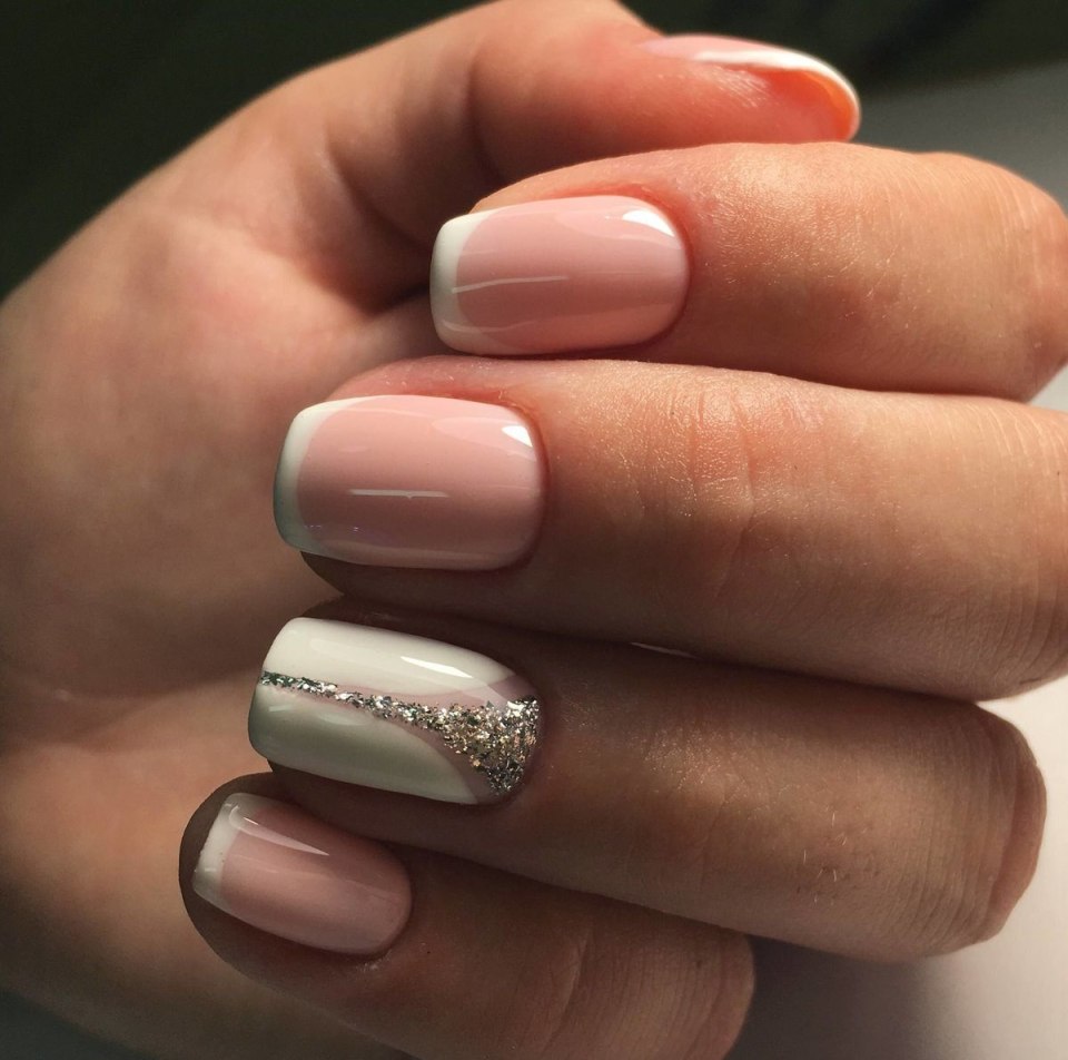 Классический маникюр с блестками