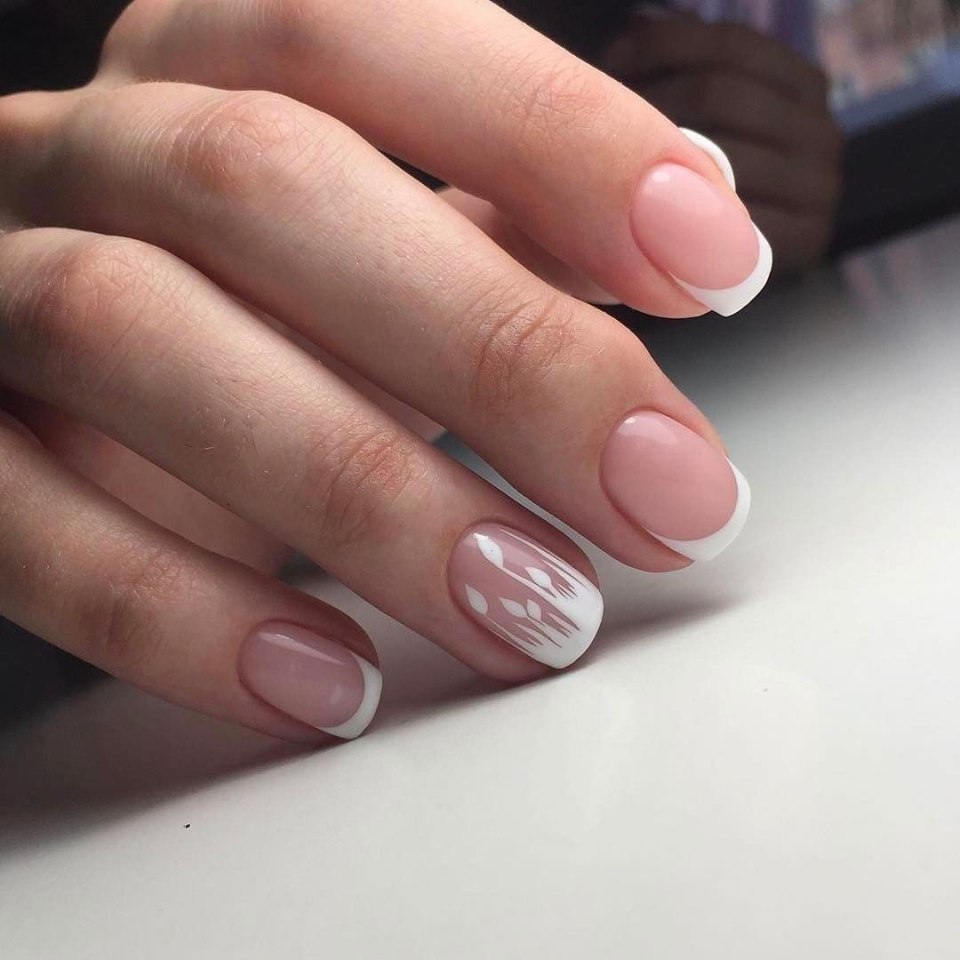 Тоненький френч на коротких ногтях