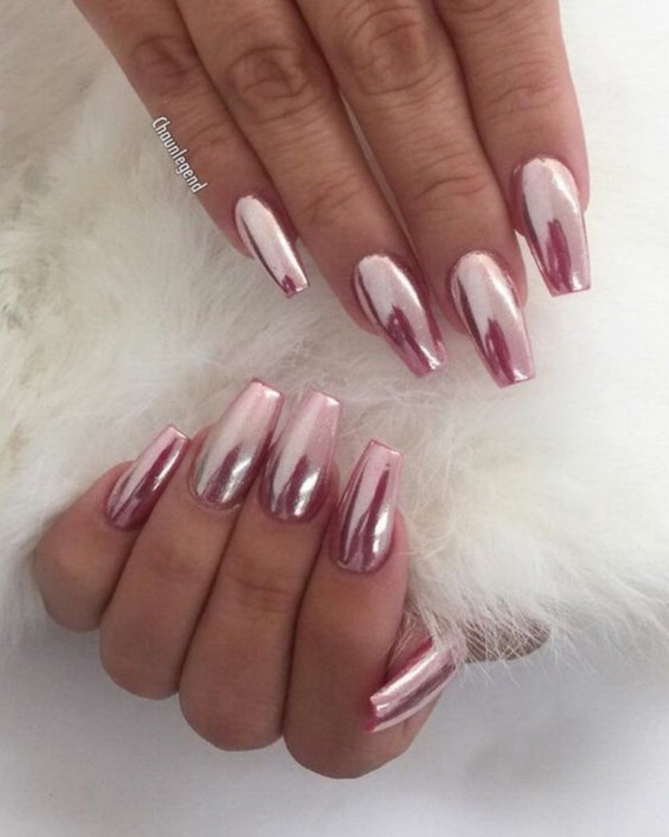 Бело розовый маникюр с втиркой