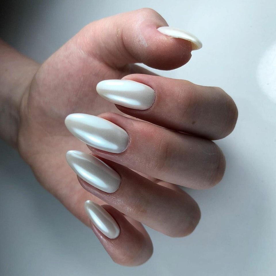 Маникюр миндаль Жемчужная втирка