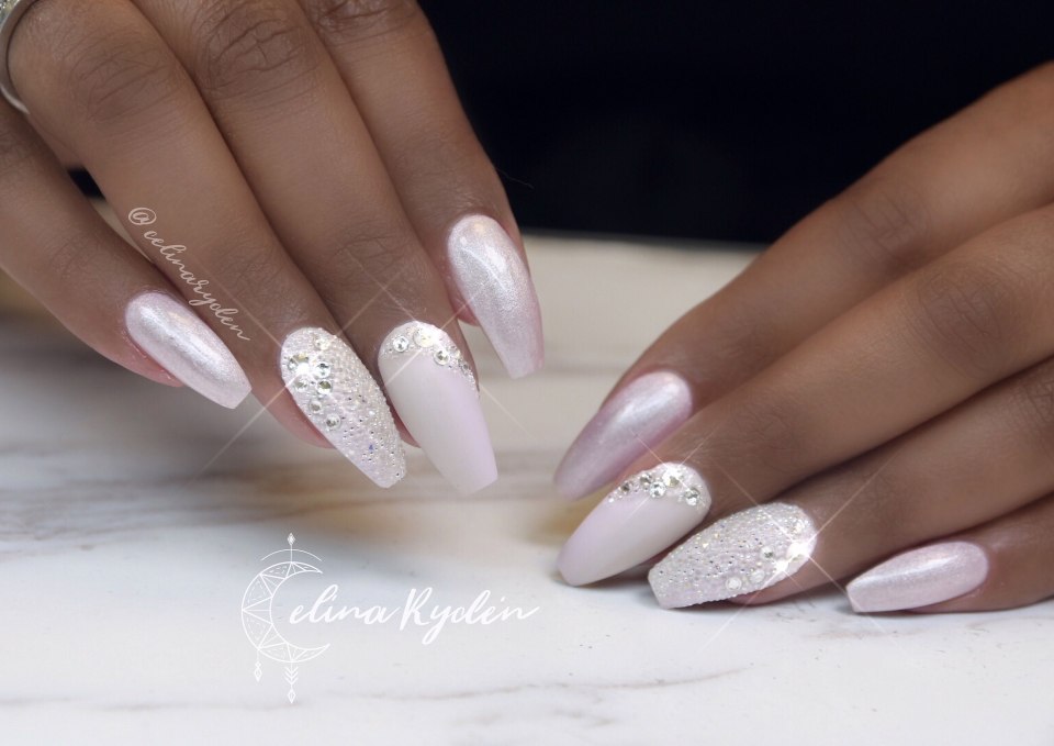 Свадебный маникюр белый с втиркой