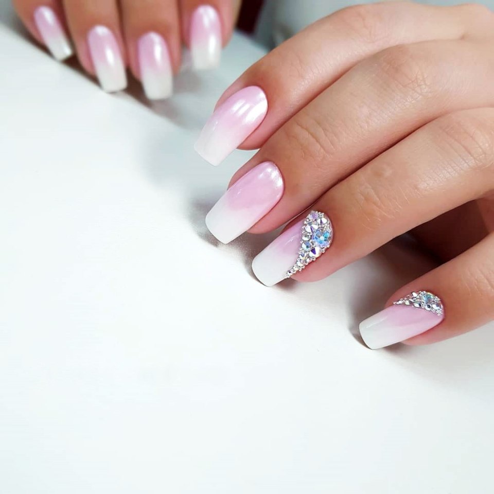 Маникюр омбре со стразами