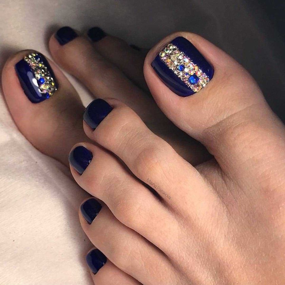 Педикюр с камушками
