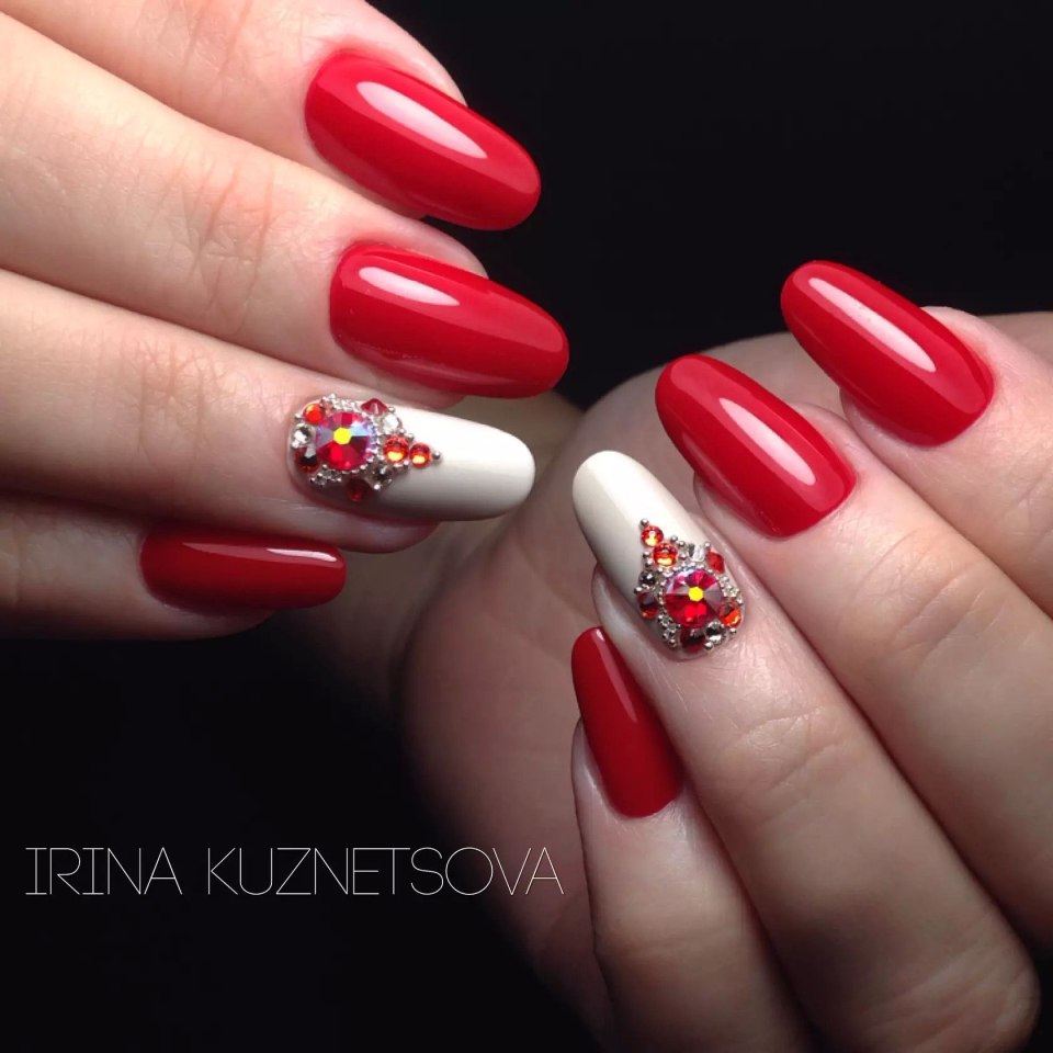 Красный маникюр с кошечкой