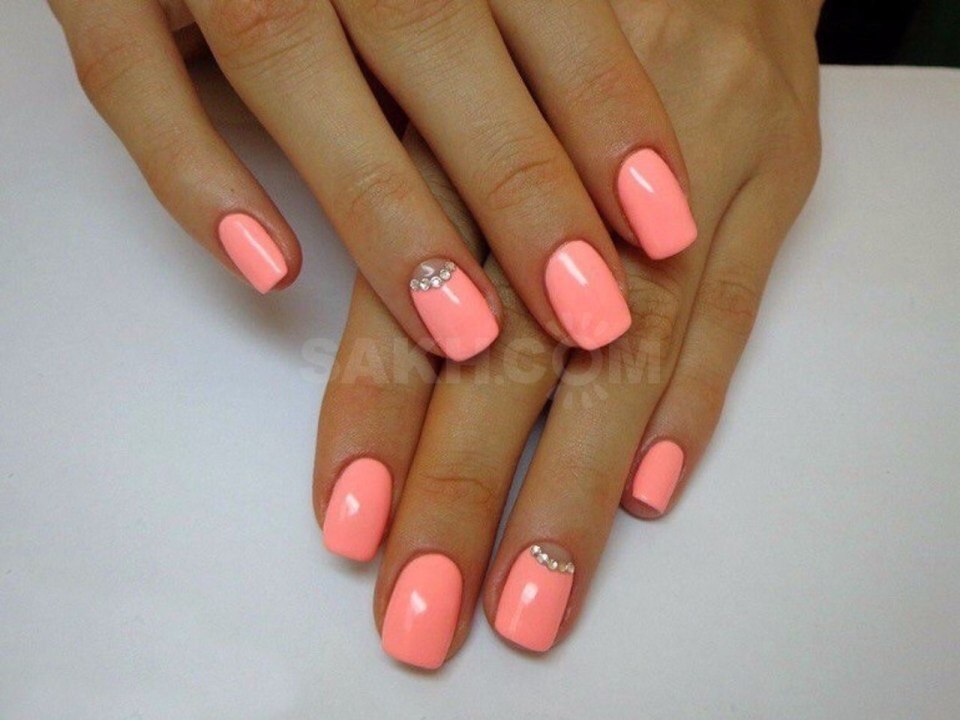 Коралловый маникюр на короткие ногти