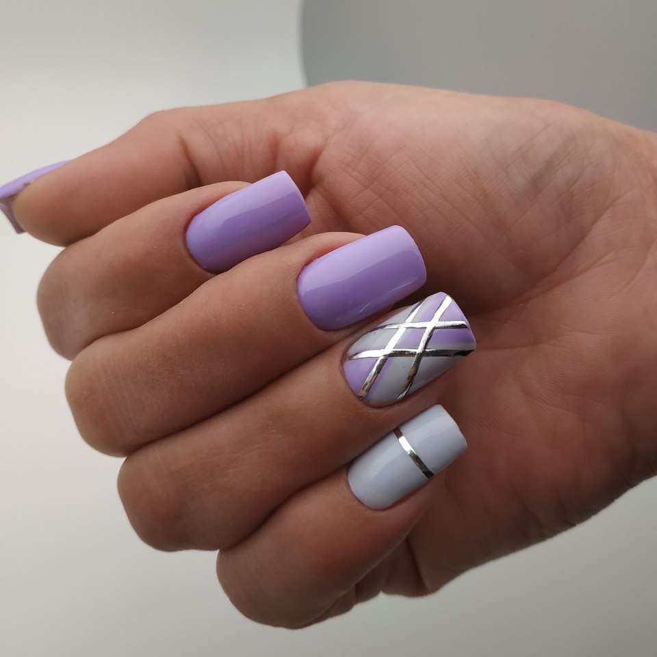 Фиолетовый маникюр с полосками