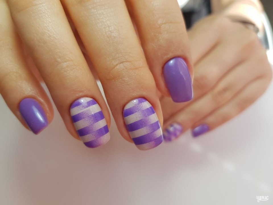 Фиолетовый маникюр с полосками