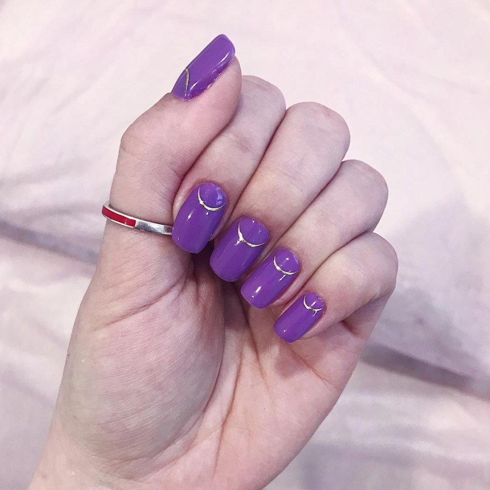 Лавандовый маникюр с полосками