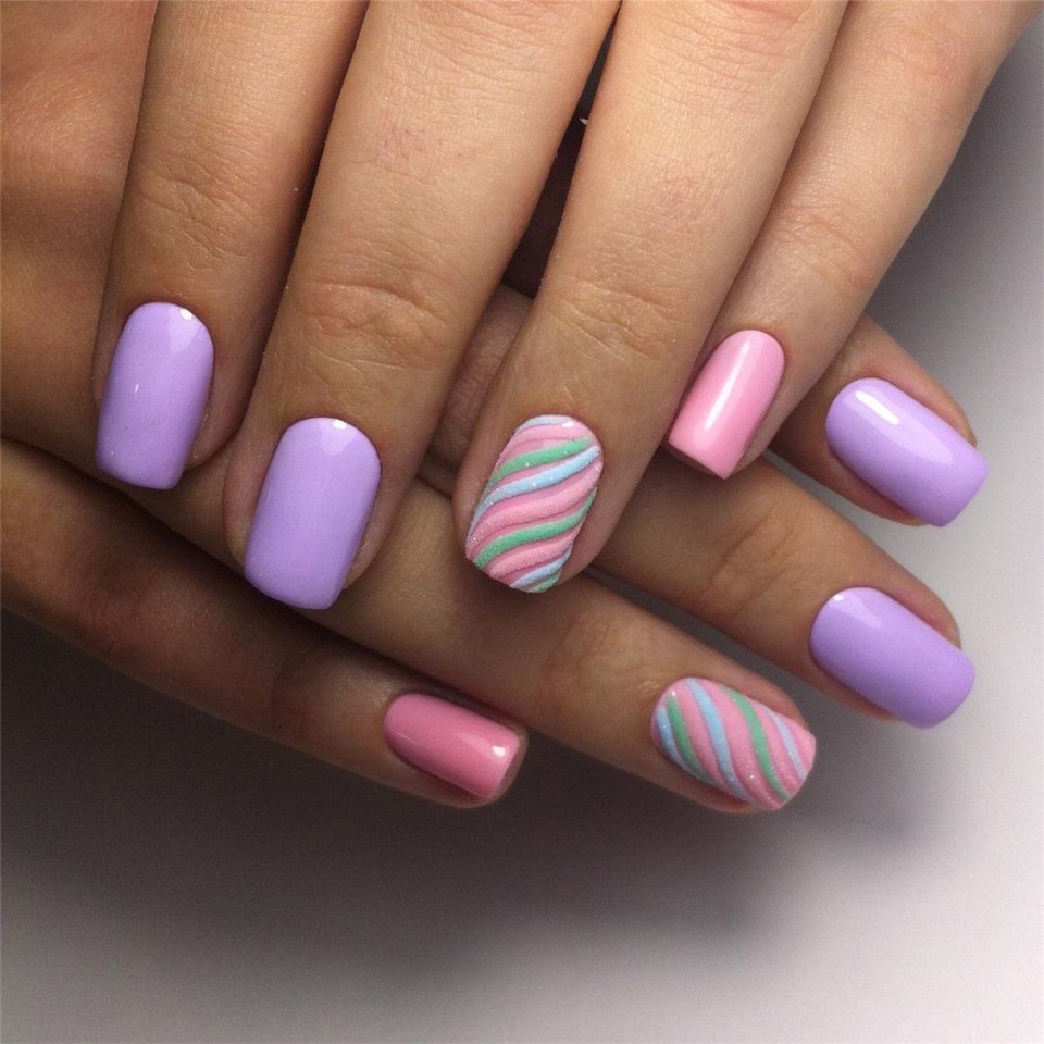 Маникюр сиреневый с белым френчем