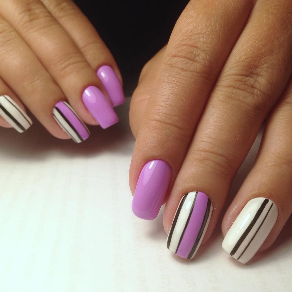 Маникюр шеллак фиолетовый с полосками