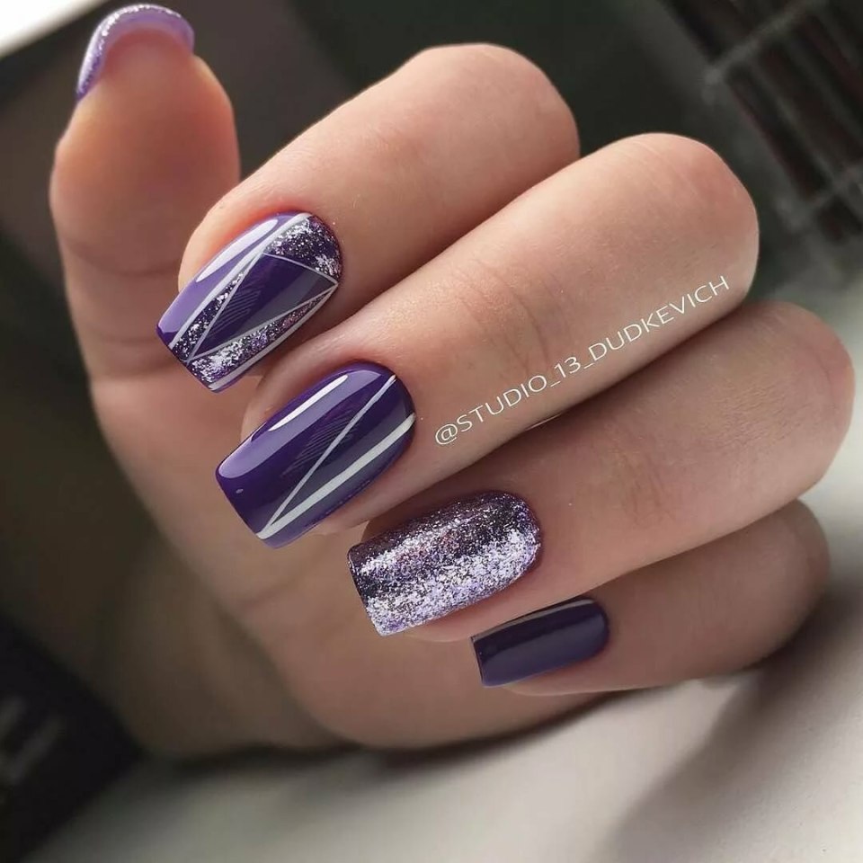 Фиолетовый маникюр с полосками