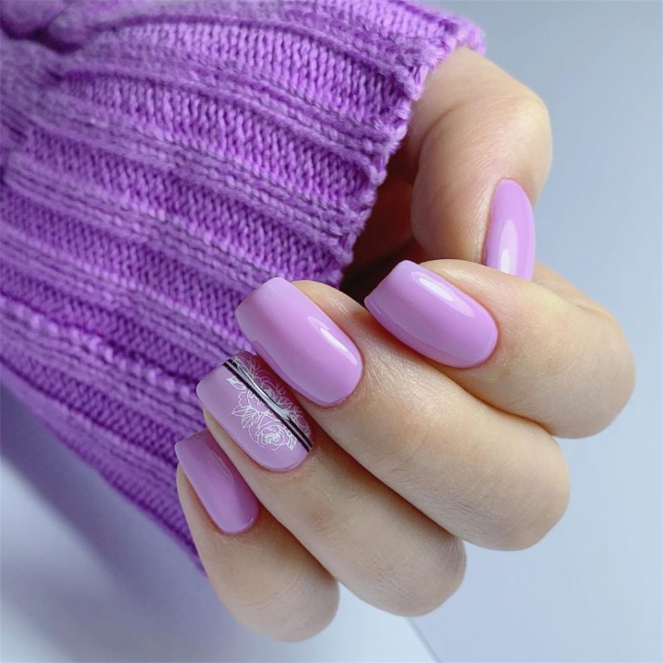 Светло фиолетовый маникюр с полосками