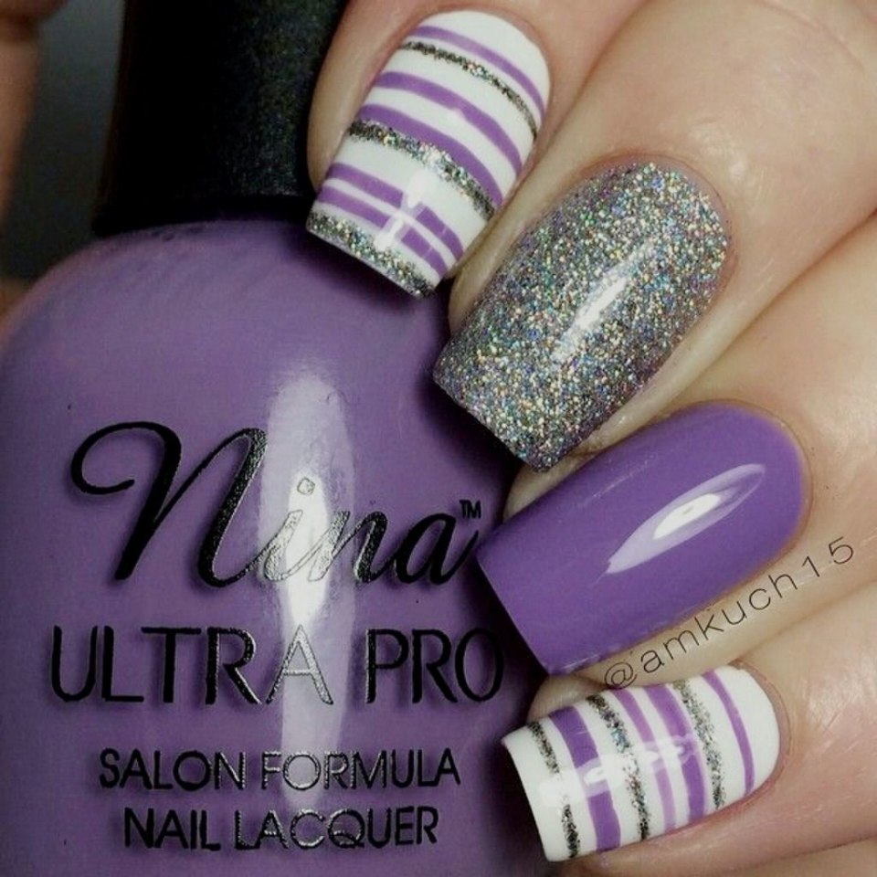Фиолетовый маникюр с полосками