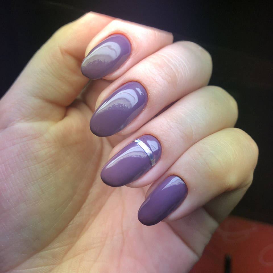 Фиолетовый маникюр с полосками