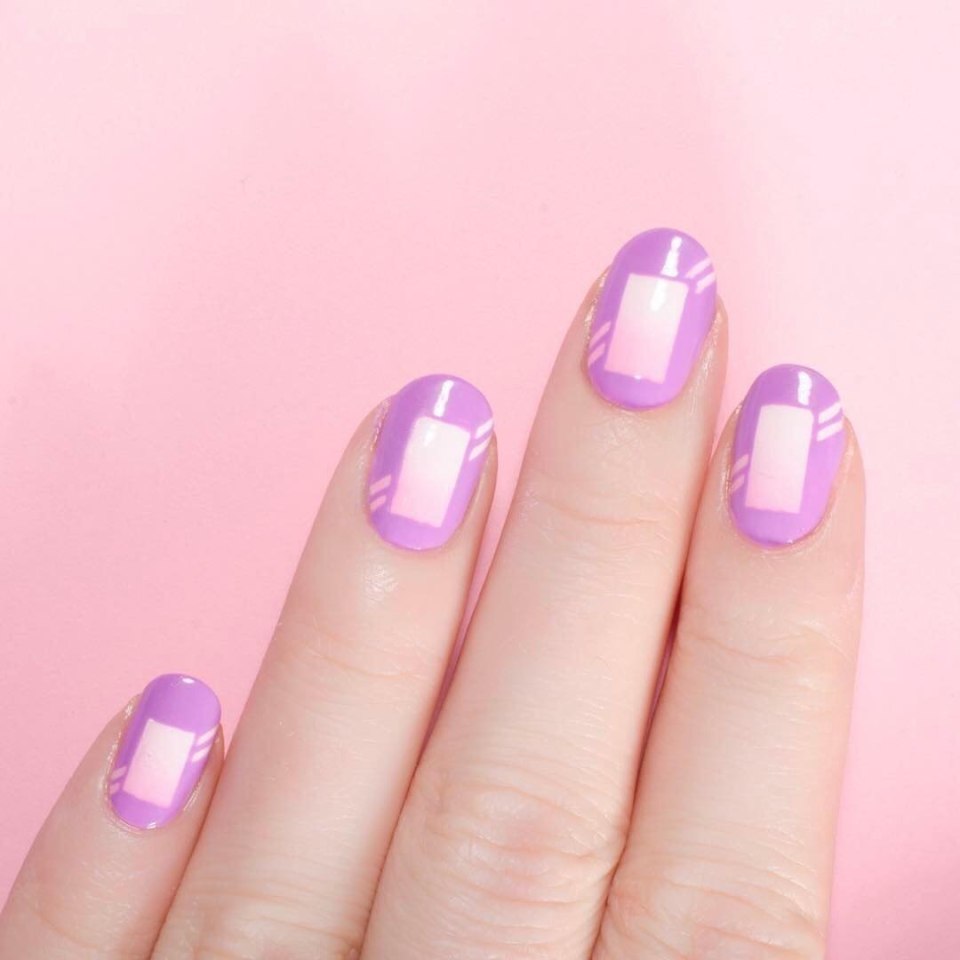 Лиловый маникюр с полосками